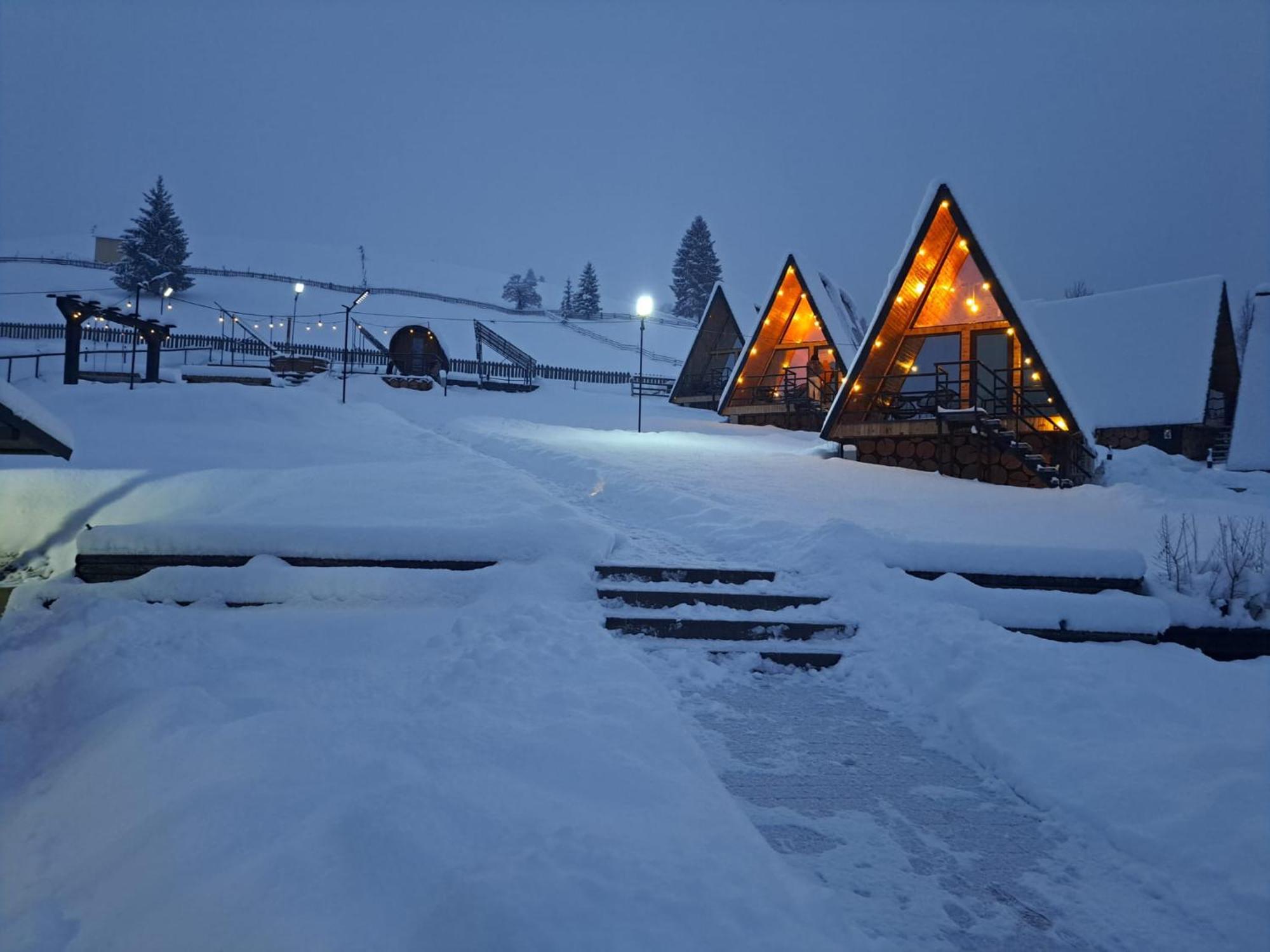 A Pisc Hotel Vatra Moldovitei Exterior photo